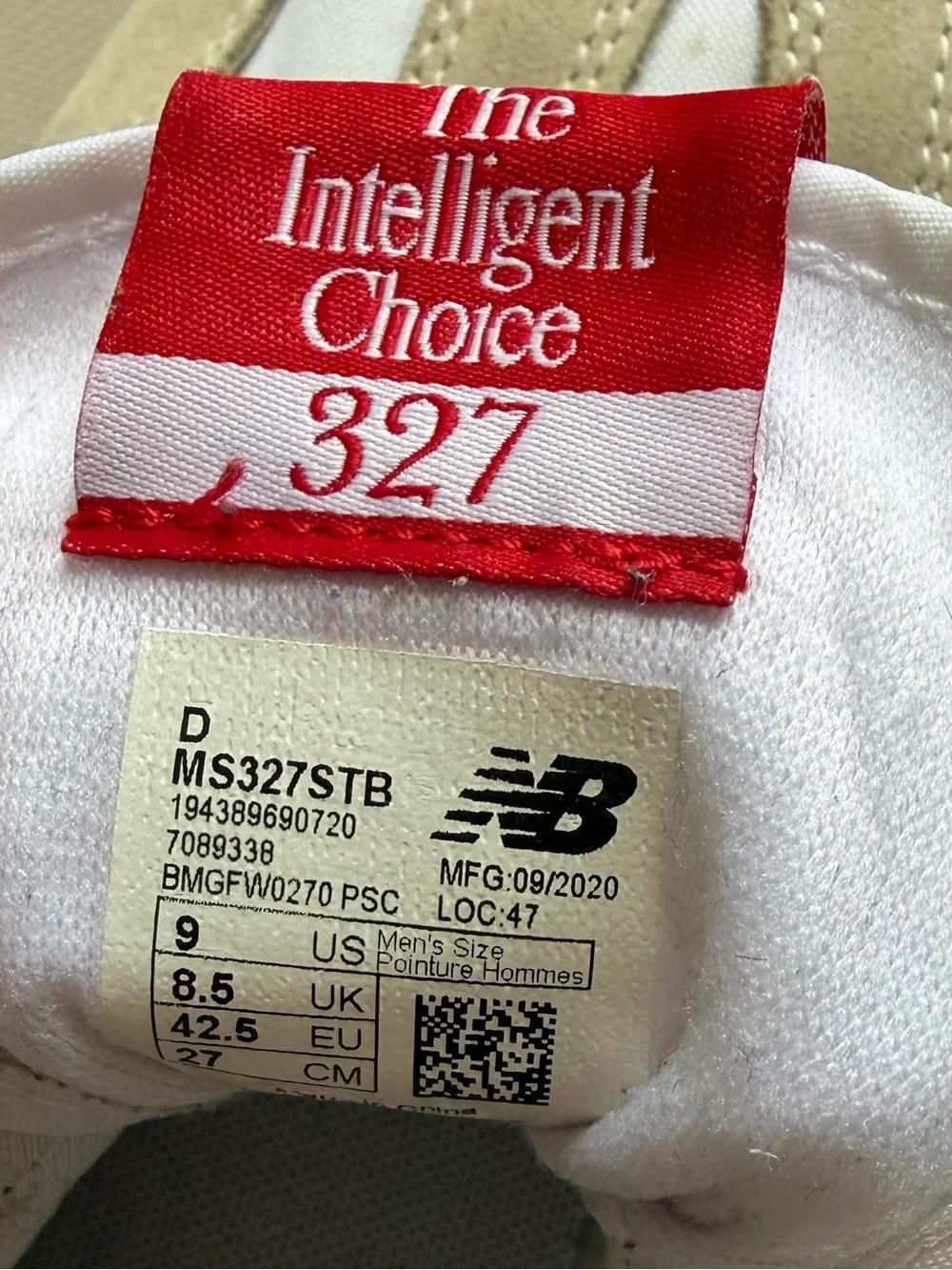 New Balance Unisex Cream White Sneakers Men’s US 9 / Women’s US 10.5.